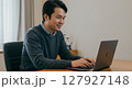 自宅で快適にリモートワークをするビジネスマン 127927148