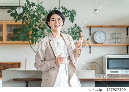 朝食,間食で栄養補助食品,プロテインバー,栄養バーを食べるスーツ姿の若いアジア人女性 127927500