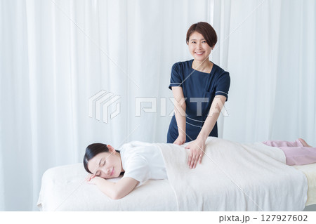 客に施術するエステティシャン 客に施術するエステティシャン 127927602