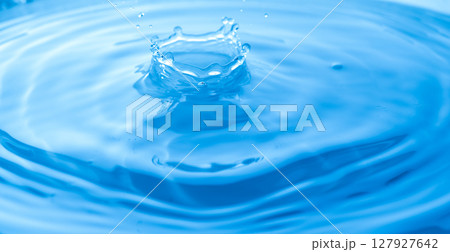 水しぶきのアクション　ウォータクラウン 127927642