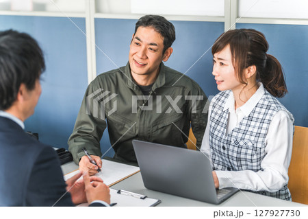 会議,打ち合わせ,ミーティングをする男女のビジネスマン 会議,打ち合わせ,ミーティングをする男女のビジネスマン 127927730