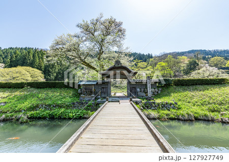 福井県福井市　快晴の一乗谷朝倉氏遺跡の唐門 127927749