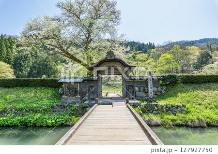 福井県福井市　快晴の一乗谷朝倉氏遺跡の唐門 127927750