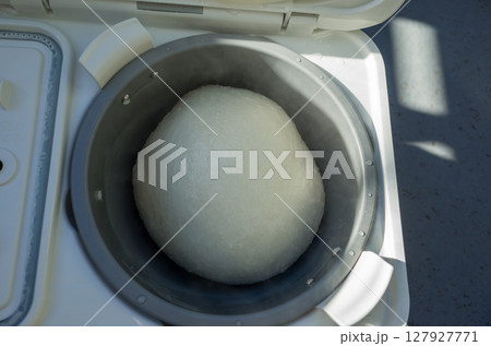 餅つき機で餅作り 127927771