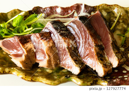 美味しそうな鰹のたたき 127927774