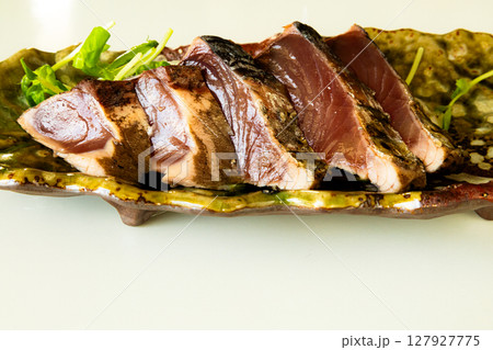 美味しそうな鰹のたたき 127927775