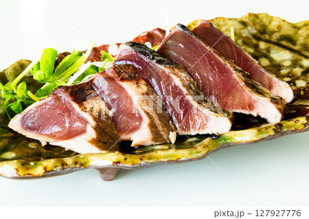 美味しそうな鰹のたたき 127927776