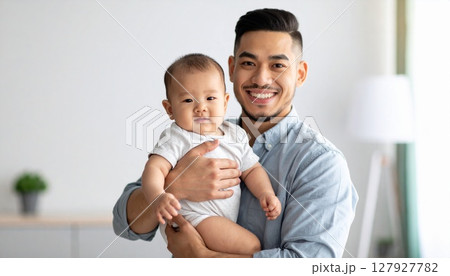 赤ちゃんを抱える若いパパ 127927782