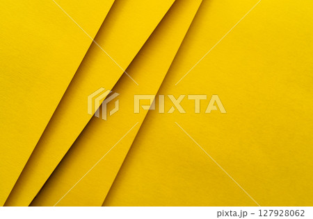 重なる黄色い画用紙 重なる黄色い画用紙 127928062