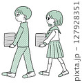たくさんのノートを運ぶ学生の男女 127928351