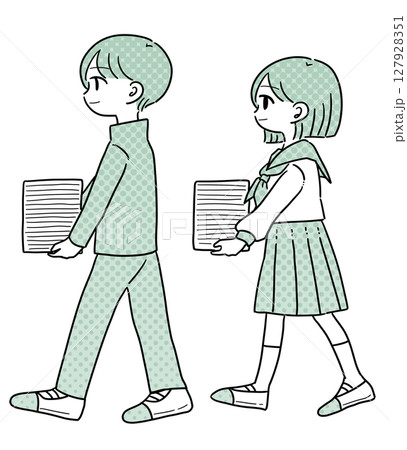 たくさんのノートを運ぶ学生の男女 127928351