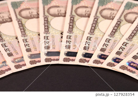 並べた1万円札 クローズアップ 並べた1万円札 クローズアップ 127928354