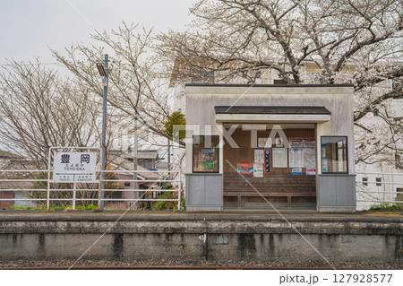 磐田市の天竜浜名湖鉄道の豊岡駅の風景(静岡県) 127928577