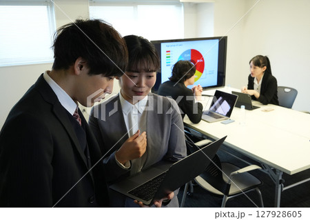 会議室で打ち合わせをするビジネスマン 会議室で打ち合わせをするビジネスマン 127928605