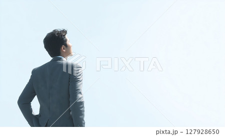 空を見上げるビジネスマン　バストショット　右側コピースペースあり 127928650