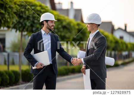 Engineers coordinating project with digital tools 127928975