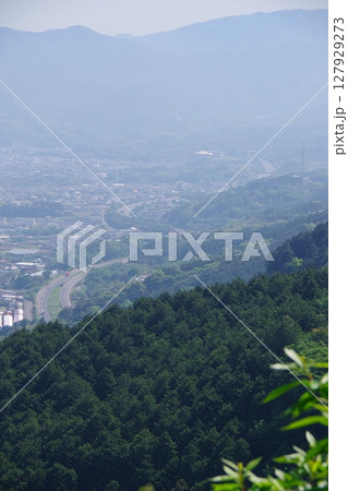 愛媛県四国中央市　具定展望台から松山自動車道・三島川之江IC周辺を望む 127929273