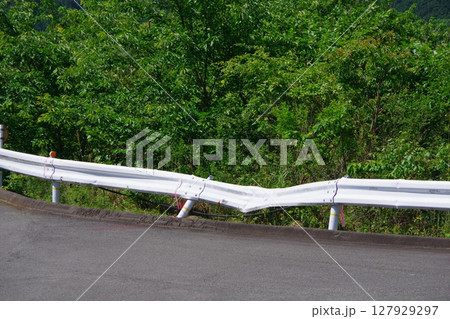 曲がったガードレール 127929297