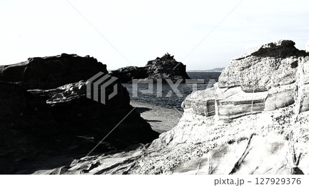 海辺の岩場 127929376