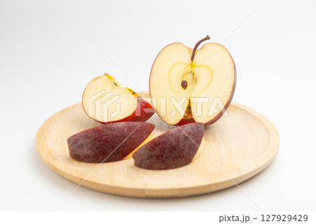 ニュージーランド産の小ぶりなリンゴの素材写真 リンゴの断面 ニュージーランド産の小ぶりなリンゴの素材写真 リンゴの断面 127929429
