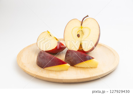 ニュージーランド産の小ぶりなリンゴの素材写真　リンゴの断面 127929430