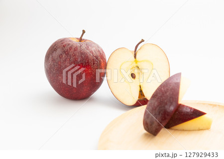 ニュージーランド産の小ぶりなリンゴの素材写真　リンゴの断面 127929433