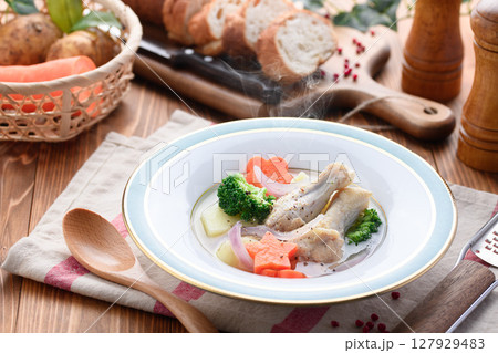 手羽元ポトフの洋風スープ　彩り野菜と温か家庭料理 127929483