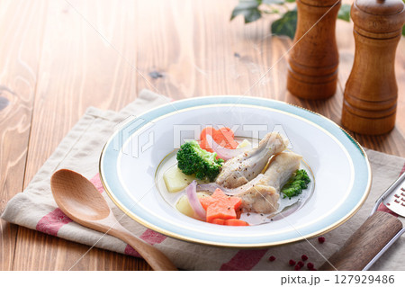 手羽元ポトフの洋風スープ　彩り野菜と温か家庭料理 127929486