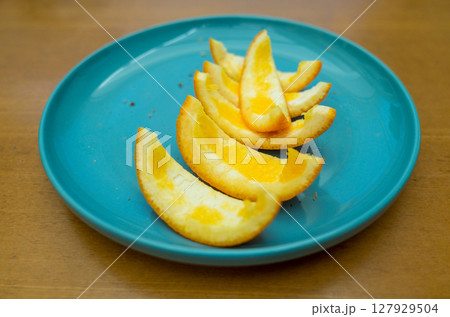 食べ終わった後のネーブルオレンジの皮 食べ終わった後のネーブルオレンジの皮 127929504