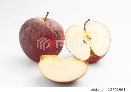 ニュージーランド産の小ぶりなリンゴとカットした断面 ニュージーランド産の小ぶりなリンゴとカットした断面 127929614