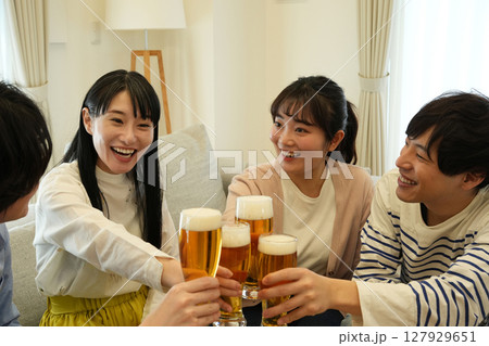 乾杯する男女 127929651