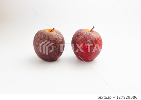 ニュージーランド産の小ぶりな皮付きリンゴの素材写真 127929686