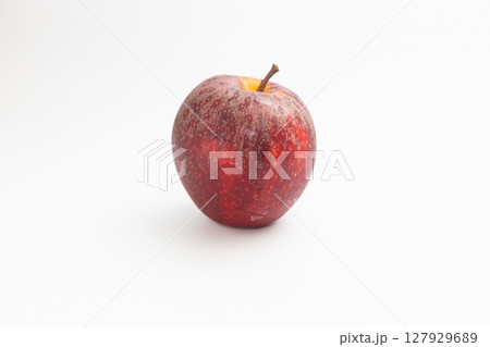 ニュージーランド産の小ぶりな皮付きリンゴの素材写真 127929689
