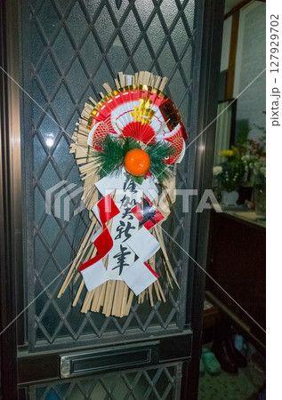 玄関の正月飾り 127929702