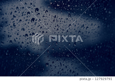 車の窓ガラスについた雨粒 127929791