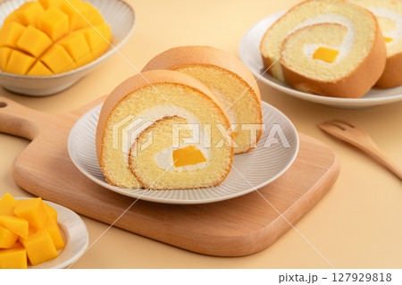 マンゴー マンゴ ロールケーキ 127929818