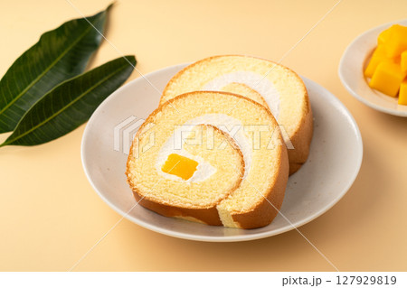 マンゴー マンゴ ロールケーキ 127929819