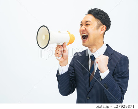 拡声器で呼びかけるミドル男性ビジネスパーソン 127929871