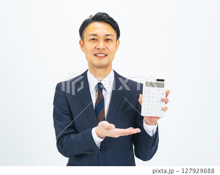 電卓を見せるミドルエイジ男性ビジネスパーソン 電卓を見せるミドルエイジ男性ビジネスパーソン 127929888