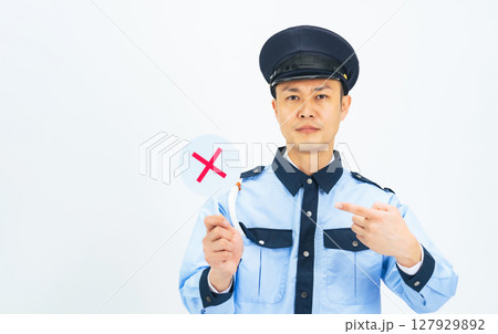 バツ印を見せる男性警備員 127929892