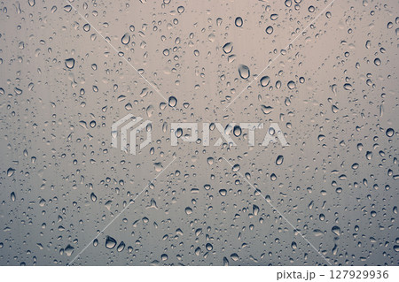 窓ガラスについた雨粒 窓ガラスについた雨粒 127929936