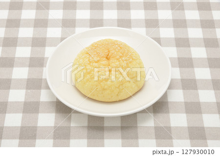 白い皿にのせたメロンパン 白い皿にのせたメロンパン 127930010