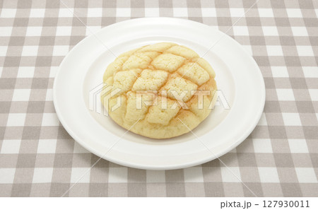 白い皿にのせたメロンパン 白い皿にのせたメロンパン 127930011
