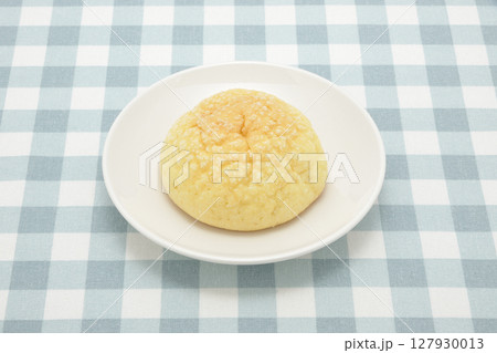 白い皿にのせたメロンパン 127930013