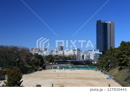 上智大学グラウンドと四ッ谷駅を望む風景 上智大学グラウンドと四ッ谷駅を望む風景 127930443