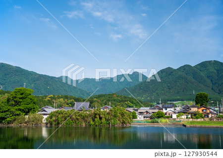 『南地神池（通称 じじ池）』新緑風景　三重県四日市市水沢町 127930544
