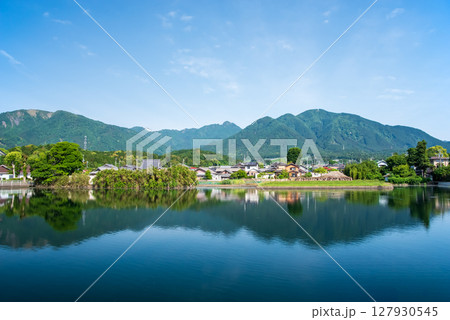 『南地神池（通称 じじ池）』新緑風景　三重県四日市市水沢町 127930545