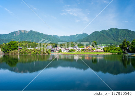 『南地神池（通称 じじ池）』新緑風景　三重県四日市市水沢町 127930546