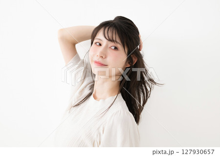 髪を触る女性 髪を触る女性 127930657