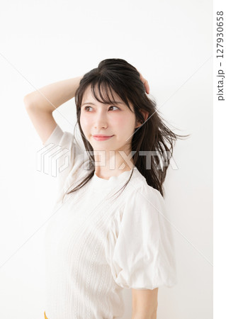 髪を触る女性 髪を触る女性 127930658